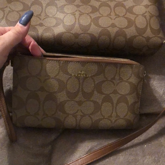 A cross body bag from coach with a wristlet. - Picture 3 of 4